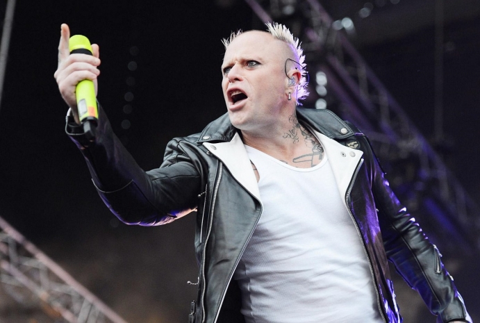 Фанаты устроили вечеринку на похоронах солиста The Prodigy