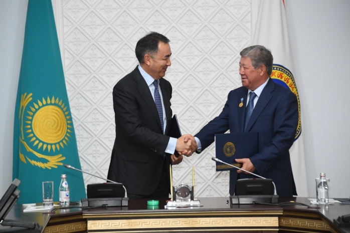 Ахметжан Есимов и Бакытжан Сагинтаев подписали меморандум о сотрудничестве
