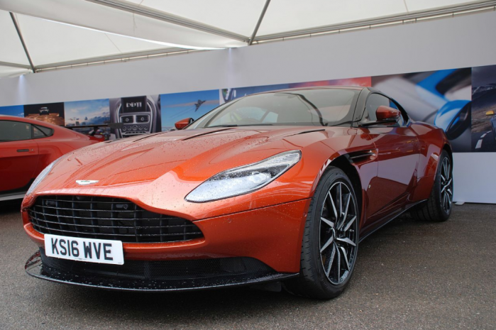 Названа пятерка лучших спорткаров 2017 года