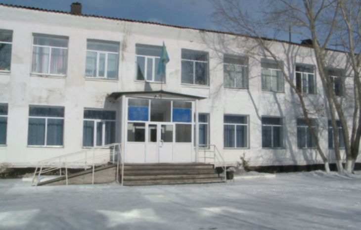 В Карагандинской области потолок упал на двух школьников