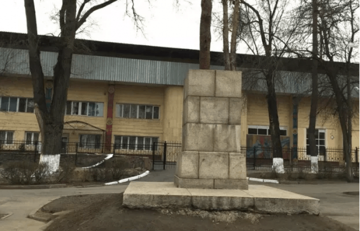 В Алматы нашли пропавший памятник Максиму Горькому