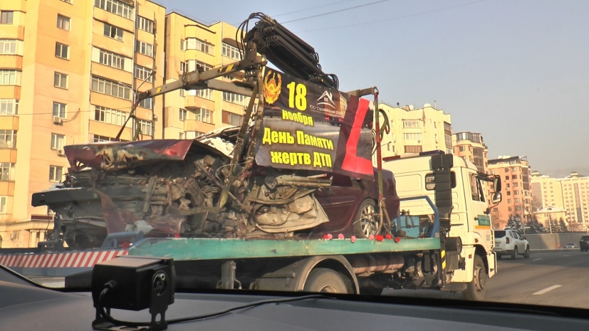 Парад эвакуаторов: полицейские Алматы почтили память жертв ДТП