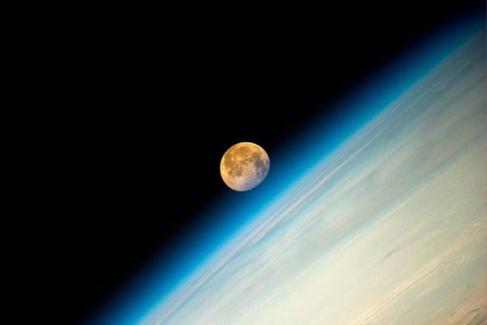 Космонавт «постит» фотографии прямо с орбиты