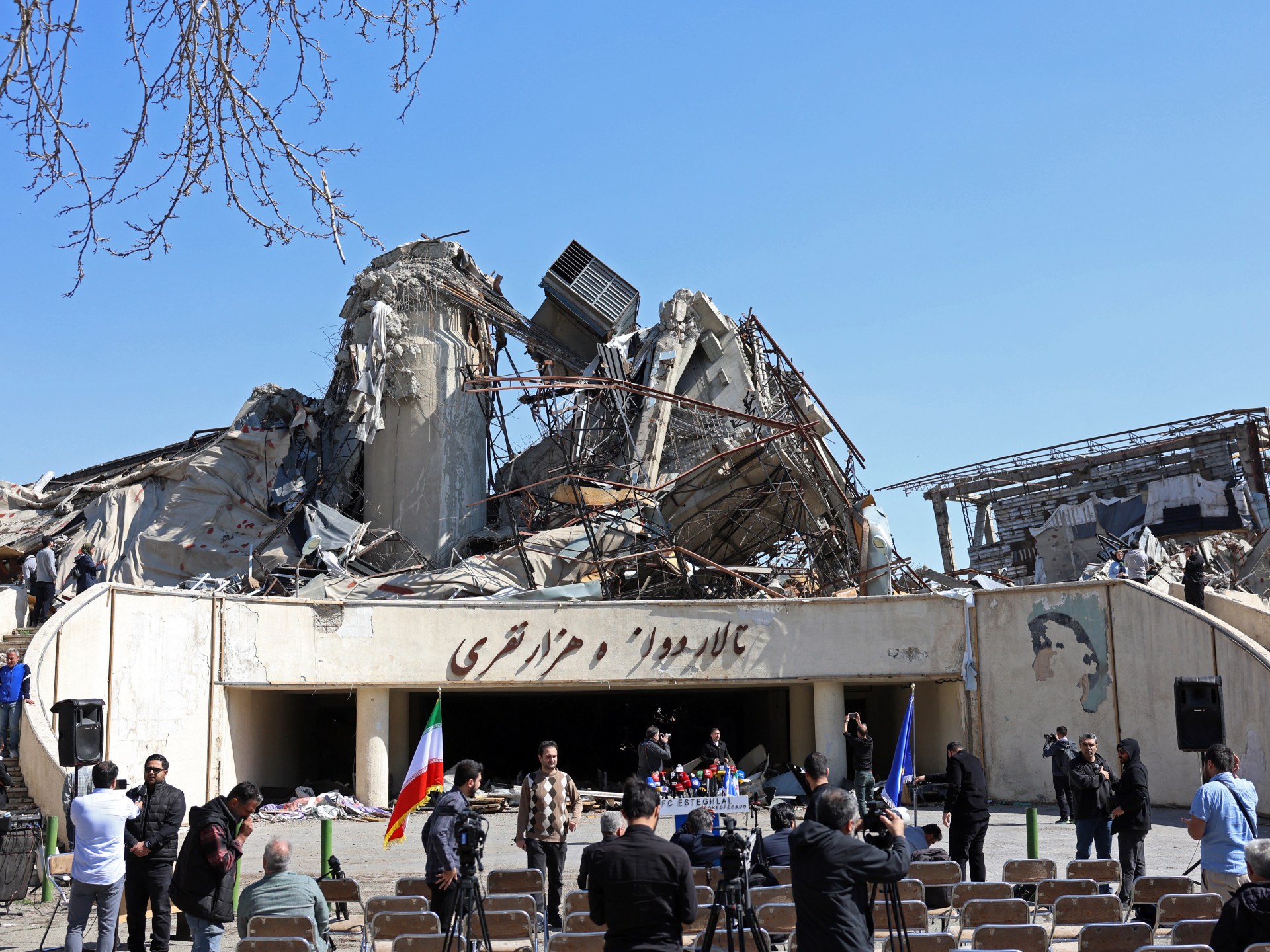 Иранские силы ищут экипаж сбитого американского истребителя