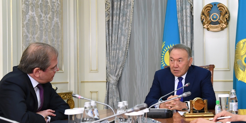 Назарбаев предложил главе ЕАБР выдавать кредиты в тенге