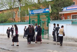 Родители в Таджикистане жалуются, что их детей в школах заставляют носить тюбетейки. Чиновники отвечают: «Это добровольно»