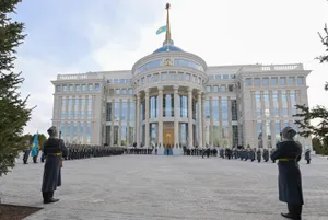 Президент принял участие в церемонии поднятия Государственного флага