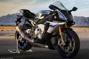 Новинки EICMA-2014: мотоциклы Yamaha YZF-R1 и YZF-R1M 2015