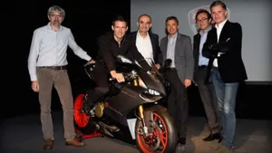 Автогонщику Себастьену Ожье вручили эксклюзивный Ducati Panigale
