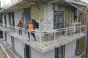 Лишний этаж ЖК Pine Hill сносят по решению суда в Алматы