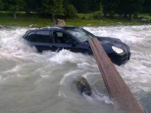 В Кыргызстане Porsche с 9 пассажирами упал в воду
