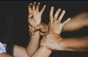 Схватил его за шею: мужчина напал на ребенка в Караганде