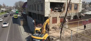 Четырёхэтажное здание сносят в Алматы по решению суда