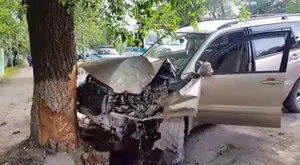 ДТП в Алматы: автомобиль снес фонарный столб, врезался в дерево, есть пострадавшие