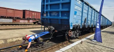 Кыргызстанский атлет сдвинул и переместил на 6,5 метров 8 вагонов весом почти 190 тонн